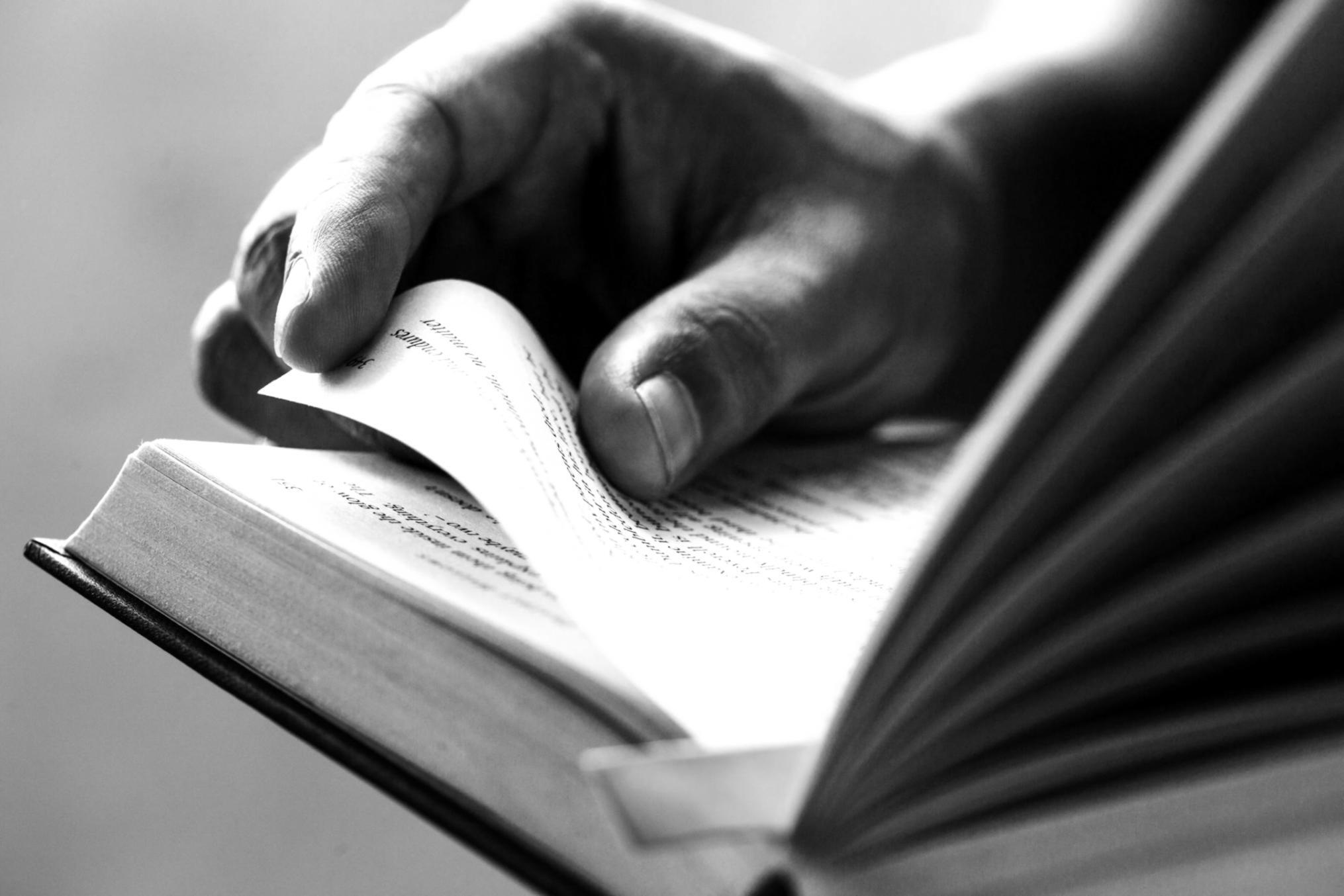 Sessione di analisi finanziaria con dati e grafici per la presentazione di budget