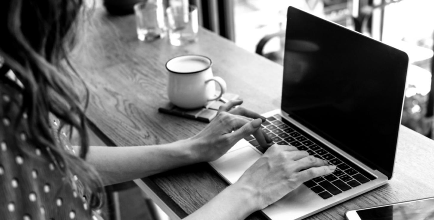 Analisi di dati finanziari su monitor con grafici e tabelle