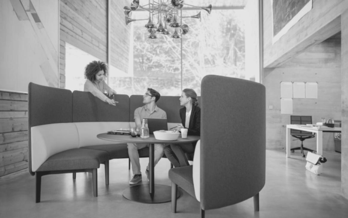 Ambiente di lavoro con professionisti che collaborano su presentazioni di budget