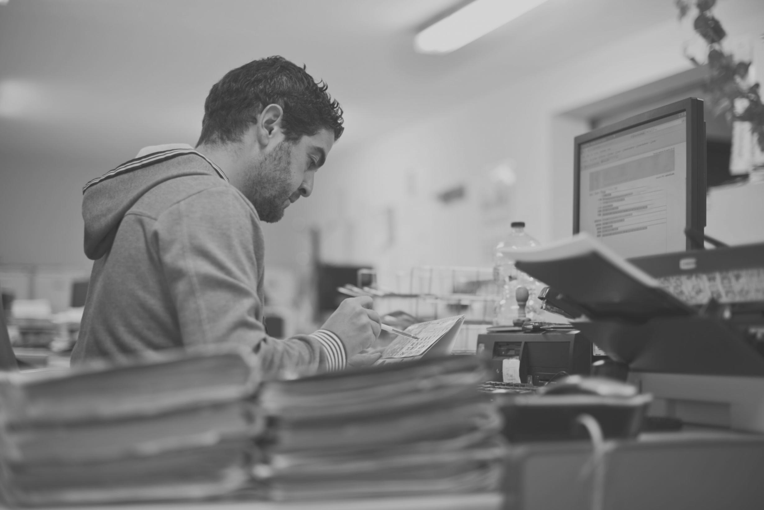 Presentazione di budget con slide proiettate in sala riunioni